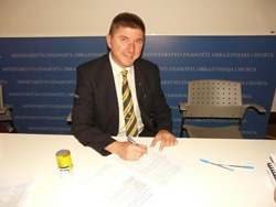 Signing of agreement : Potpisivanje ugovora